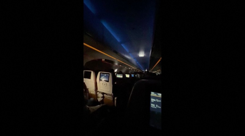 Sebuah pesawat gagal mendarat akibat terjangan topan Kong-rey melanda Taiwan. (Tangkapan Layar Video Reuters)