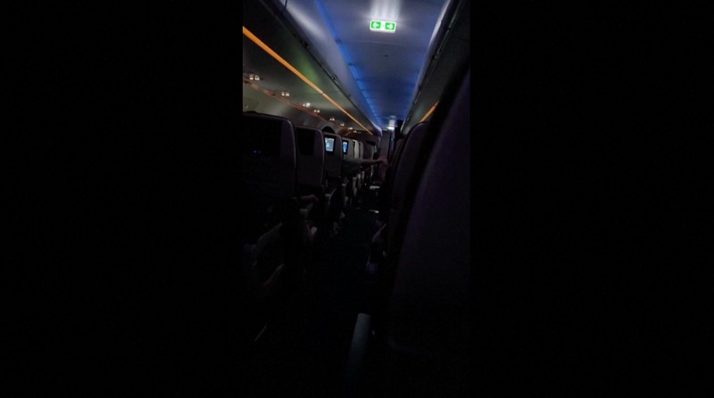 Sebuah pesawat gagal mendarat akibat terjangan topan Kong-rey melanda Taiwan. (Tangkapan Layar Video Reuters)