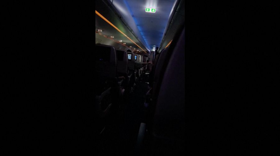 Sebuah pesawat gagal mendarat akibat terjangan topan Kong-rey melanda Taiwan. (Tangkapan Layar Video Reuters)