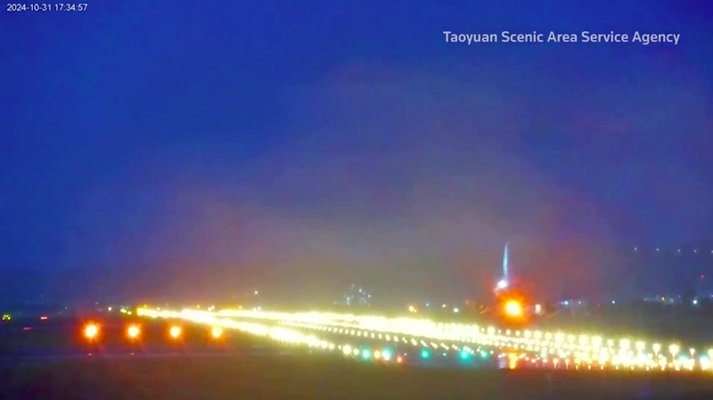 Sebuah pesawat gagal mendarat akibat terjangan topan Kong-rey melanda Taiwan. (Tangkapan Layar Video Reuters)