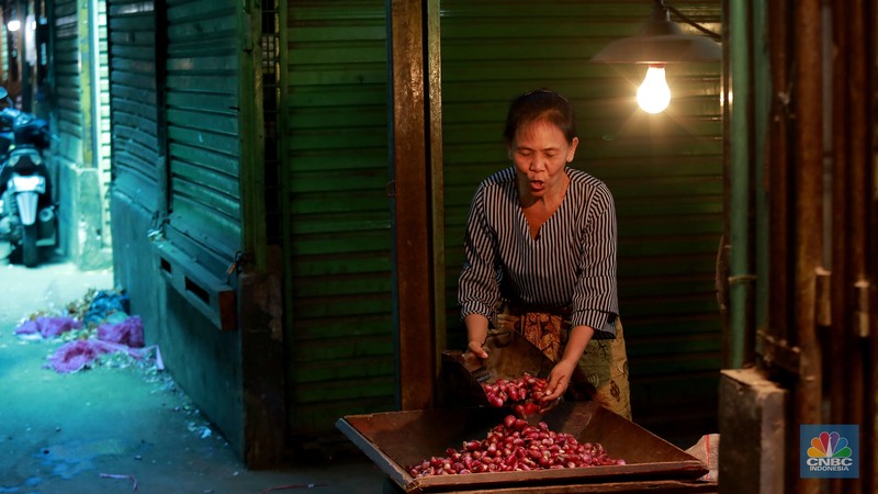 Penjual menunjukan perhiasan emas di salah satu Toko di Pasar Minggu , Jakarta, Jumat (1/11/2024). (CNBC Indonesia/Muhammad Sabki)