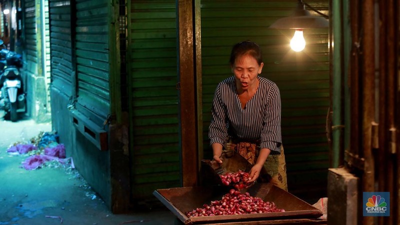 Penjual menunjukan perhiasan emas di salah satu Toko di Pasar Minggu , Jakarta, Jumat (1/11/2024). (վ/Muhammad Sabki)