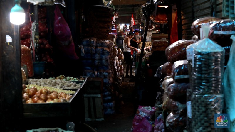 Penjual menunjukan perhiasan emas di salah satu Toko di Pasar Minggu , Jakarta, Jumat (1/11/2024). (CNBC Indonesia/Muhammad Sabki) Penjual menunjukan perhiasan emas di salah satu Toko di Pasar Minggu , Jakarta, Jumat (1/11/2024). (CNBC Indonesia/Muhammad Sabki)
