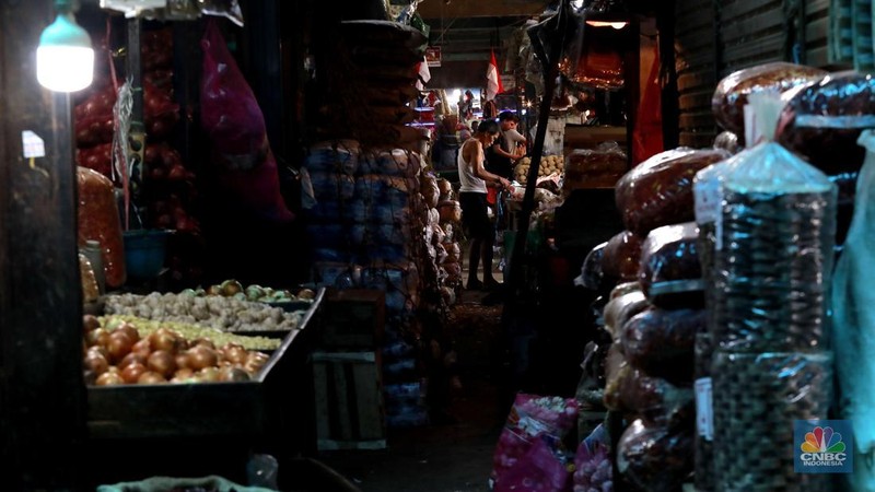Penjual menunjukan perhiasan emas di salah satu Toko di Pasar Minggu , Jakarta, Jumat (1/11/2024). (վ/Muhammad Sabki)