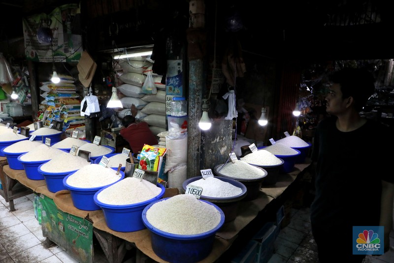 Penjual menunjukan perhiasan emas di salah satu Toko di Pasar Minggu , Jakarta, Jumat (1/11/2024). (CNBC Indonesia/Muhammad Sabki) Penjual menunjukan perhiasan emas di salah satu Toko di Pasar Minggu , Jakarta, Jumat (1/11/2024). (CNBC Indonesia/Muhammad Sabki)