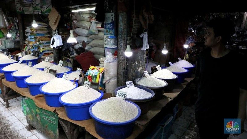 Penjual menunjukan perhiasan emas di salah satu Toko di Pasar Minggu , Jakarta, Jumat (1/11/2024). (վ/Muhammad Sabki)