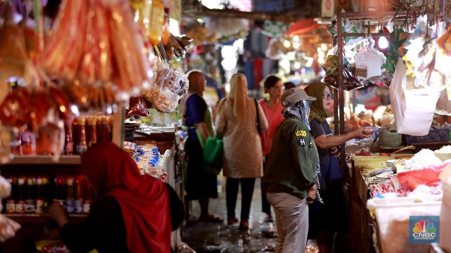 Suasan aktivitas jual beli di kawasan Pasar Minggu, Jakarta, Jumat, (01/11/2024). (վ/Muhammad Sabki)