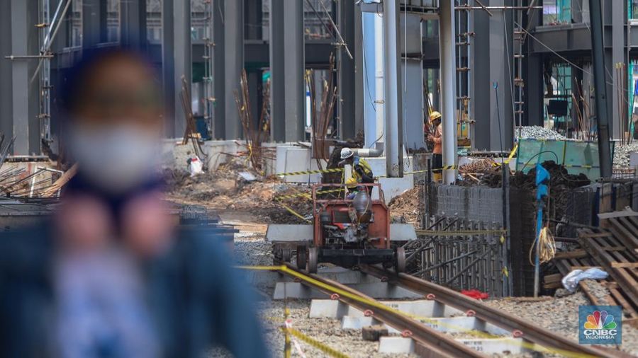Suasana pengerjaan proyek pembangunan Stasiun Baru Tanah Abang, Jakarta, Jumat (1/11/2024). (CNBC Indonesia/Faisal Rahman)