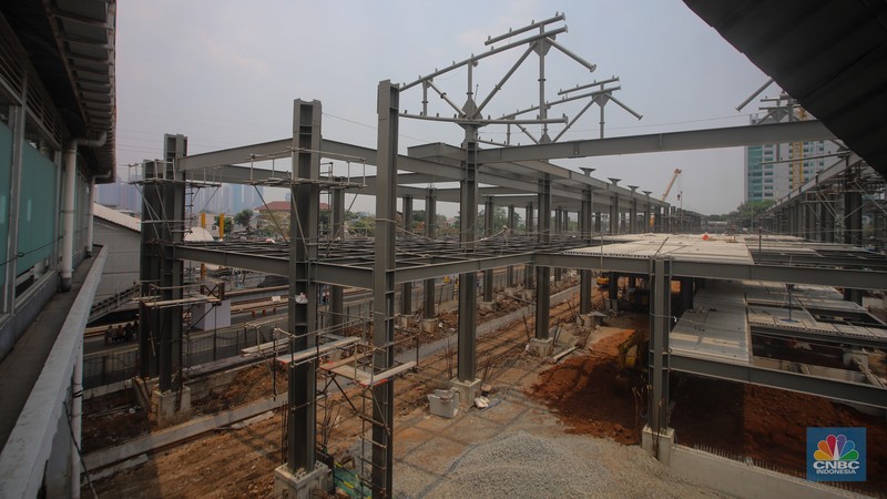 Suasana pengerjaan proyek pembangunan Stasiun Baru Tanah Abang, Jakarta, Jumat (1/11/2024). (CNBC Indonesia/Faisal Rahman)