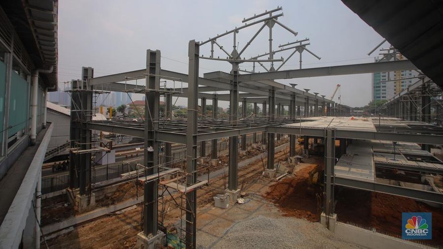 Suasana pengerjaan proyek pembangunan Stasiun Baru Tanah Abang, Jakarta, Jumat (1/11/2024). (CNBC Indonesia/Faisal Rahman)