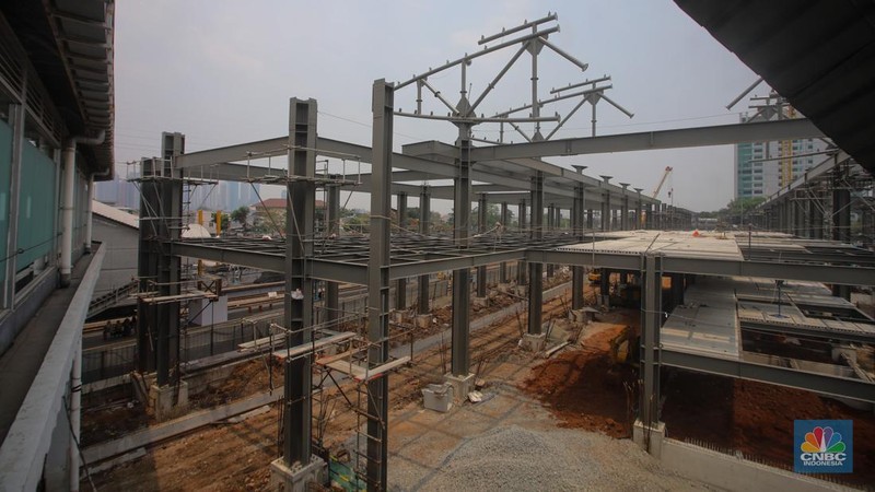 Suasana pengerjaan proyek pembangunan Stasiun Baru Tanah Abang, Jakarta, Jumat (1/11/2024). (CNBC Indonesia/Faisal Rahman)