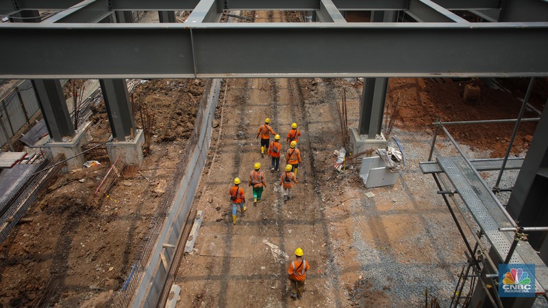 Suasana pengerjaan proyek pembangunan Stasiun Baru Tanah Abang, Jakarta, Jumat (1/11/2024). (CNBC Indonesia/Faisal Rahman)