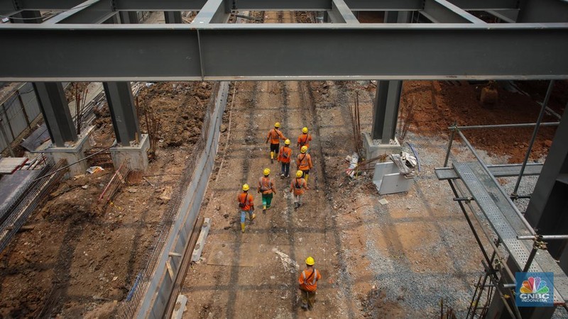 Suasana pengerjaan proyek pembangunan Stasiun Baru Tanah Abang, Jakarta, Jumat (1/11/2024). (CNBC Indonesia/Faisal Rahman)
