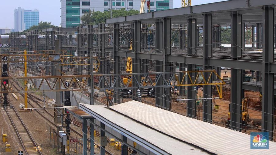 Suasana pengerjaan proyek pembangunan Stasiun Baru Tanah Abang, Jakarta, Jumat (1/11/2024). (CNBC Indonesia/Faisal Rahman)