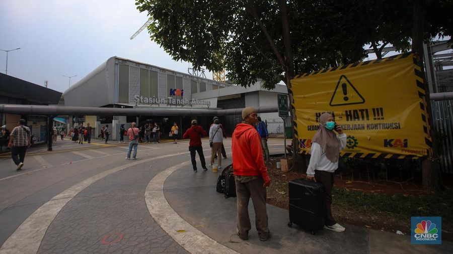 Suasana pengerjaan proyek pembangunan Stasiun Baru Tanah Abang, Jakarta, Jumat (1/11/2024). (CNBC Indonesia/Faisal Rahman)
