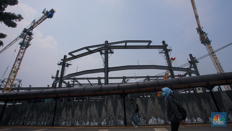 Suasana pengerjaan proyek pembangunan Stasiun Baru Tanah Abang, Jakarta, Jumat (1/11/2024). (CNBC Indonesia/Faisal Rahman)