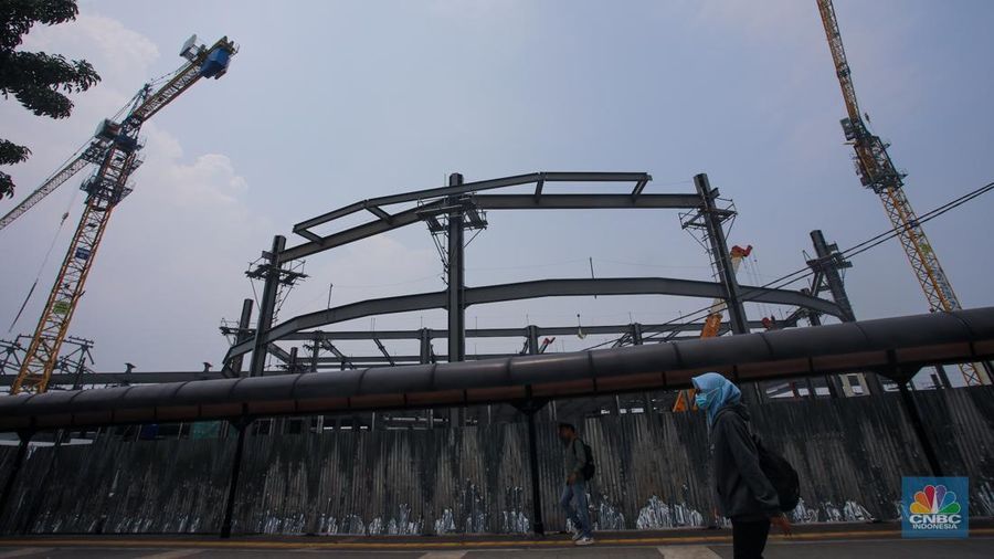 Suasana pengerjaan proyek pembangunan Stasiun Baru Tanah Abang, Jakarta, Jumat (1/11/2024). (CNBC Indonesia/Faisal Rahman)