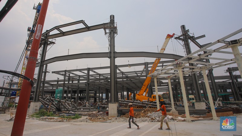 Suasana pengerjaan proyek pembangunan Stasiun Baru Tanah Abang, Jakarta, Jumat (1/11/2024). (CNBC Indonesia/Faisal Rahman)
