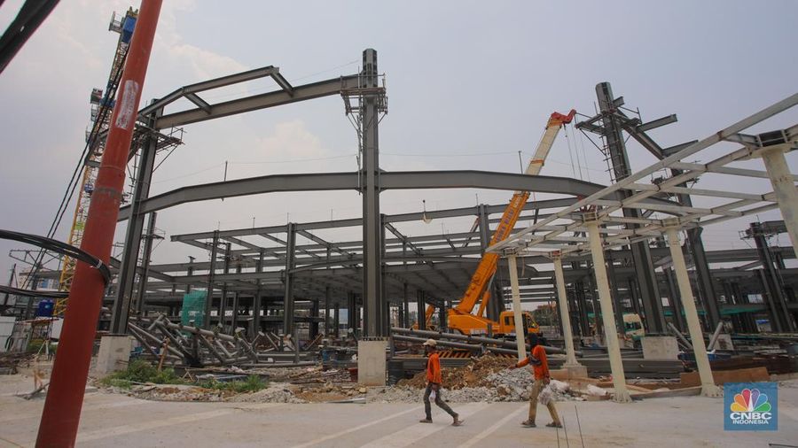 Suasana pengerjaan proyek pembangunan Stasiun Baru Tanah Abang, Jakarta, Jumat (1/11/2024). (CNBC Indonesia/Faisal Rahman)