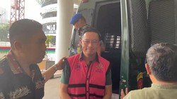 Video: Jalani Pemeriksaan di Kejagung, Tom Lembong Lempar Senyum