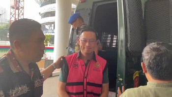 Video: Jalani Pemeriksaan di Kejagung, Tom Lembong Lempar Senyum