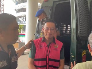 Video: Jalani Pemeriksaan di Kejagung, Tom Lembong Lempar Senyum