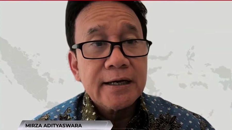 Wakil Ketua Dewan Komisioner Jasa Keuangan (OJK) sebagai Ketua Komite Etik merangkap Anggota Dewan Komisioner Otoritas Jasa Keuangan (OJK), Mirza Adityaswara dalam Konferensi Pers Asesmen Sektor Jasa Keuangan dan Kebijakan OJK Hasil RDKB Oktober 2024 pada Jumat, (1/11/2024). (Tangkapan Layar Youtube Otoritas Jasa Keuangan)