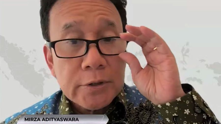 Wakil Ketua Dewan Komisioner Jasa Keuangan (OJK) sebagai Ketua Komite Etik merangkap Anggota Dewan Komisioner Otoritas Jasa Keuangan (OJK), Mirza Adityaswara dalam Konferensi Pers Asesmen Sektor Jasa Keuangan dan Kebijakan OJK Hasil RDKB Oktober 2024 pada Jumat, (1/11/2024). (Tangkapan Layar Youtube Otoritas Jasa Keuangan)