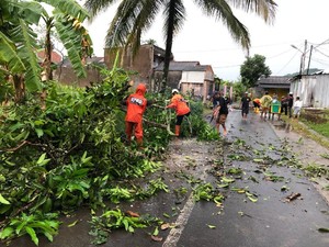 Amukan Angin Kencang dan Hujan Deras Rusak Sejumlah Rumah di Ciamis
