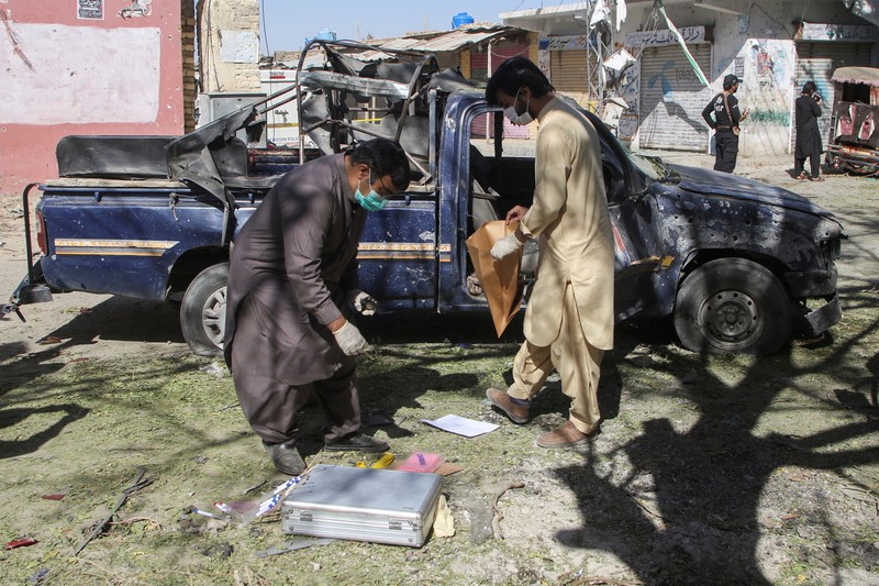 Serangan bom terjadi di dekat sebuah sekolah putri di Pakistan barat dan menewaskan tujuh orang, termasuk lima anak-anak. Serangan bom ini menargetkan para polisi yang mengawal para petugas vaksinasi polio pada hari Jumat (1/11/2024). Serangan bom terjadi di dekat sebuah sekolah putri di Pakistan barat dan menewaskan tujuh orang, termasuk lima anak-anak. Serangan bom ini menargetkan para polisi yang mengawal para petugas vaksinasi polio pada hari Jumat (1/11/2024). (Tangkapan Layar Video Reuters/)