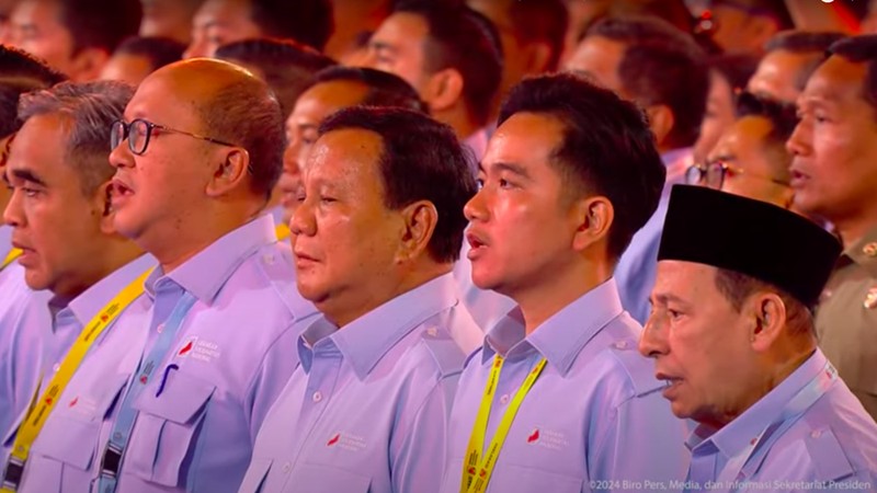 Ribuan pendukung Presiden Prabowo Subianto terlihat mulai memadati kawasan Gelora Bung Karno (GBK) pada Sabtu (2/11/2024), untuk menghadiri deklarasi Gerakan Solidaritas Nasional (GSN) di Indonesia Arena. (CNBC Indonesia/Verda Nano Setiawan)