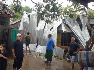 Hujan-Angin Kencang Rusak Puluhan Rumah di Lombok Tengah
