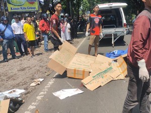 Oleng Saat Menyalip, Pemotor Tewas Terlindas Truk di Cianjur
