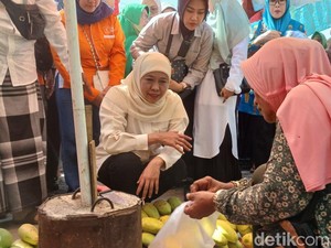Khofifah Borong Buah dan Sayur di Pasar Besar Kota Pasuruan
