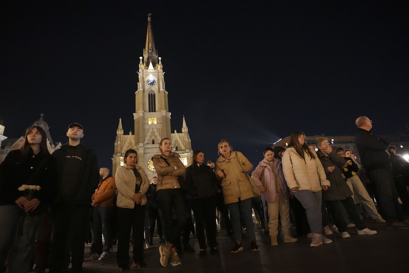 Petugas penyelamat membersihkan puing-puing setelah atap runtuh di pintu masuk stasiun kereta api di Novi Sad, Serbia, 1 November 2024. Petugas penyelamat membersihkan puing-puing setelah atap runtuh di pintu masuk stasiun kereta api di Novi Sad, Serbia, 1 November 2024. (Serbian Interior Ministry/Handout via REUTERS)