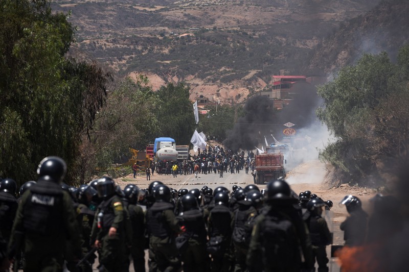Pasukan keamanan Bolivia berhadapan dengan pendukung mantan Presiden Evo Morales, yang memblokir jalan raya utama yang menghalangi pengiriman makanan dan bahan bakar, di tengah meningkatnya ketegangan politik antara faksi di sekitar Morales dan pemerintahan mantan sekutunya Presiden Luis Arce, di Parotani, Bolivia, 1 November 2024. Pasukan keamanan Bolivia berhadapan dengan pendukung mantan Presiden Evo Morales, yang memblokir jalan raya utama yang menghalangi pengiriman makanan dan bahan bakar, di tengah meningkatnya ketegangan politik antara faksi di sekitar Morales dan pemerintahan mantan sekutunya Presiden Luis Arce, di Parotani, Bolivia, 1 November 2024. (REUTERS/Claudia Morales)