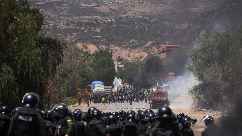 Pasukan keamanan Bolivia berhadapan dengan pendukung mantan Presiden Evo Morales, yang memblokir jalan raya utama yang menghalangi pengiriman makanan dan bahan bakar, di tengah meningkatnya ketegangan politik antara faksi di sekitar Morales dan pemerintahan mantan sekutunya Presiden Luis Arce, di Parotani, Bolivia, 1 November 2024. (REUTERS/Claudia Morales)