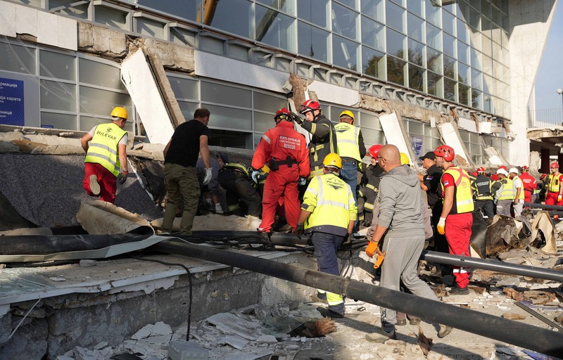 Petugas penyelamat membersihkan puing-puing setelah atap runtuh di pintu masuk stasiun kereta api di Novi Sad, Serbia, 1 November 2024. Petugas penyelamat membersihkan puing-puing setelah atap runtuh di pintu masuk stasiun kereta api di Novi Sad, Serbia, 1 November 2024. (Serbian Interior Ministry/Handout via REUTERS)
