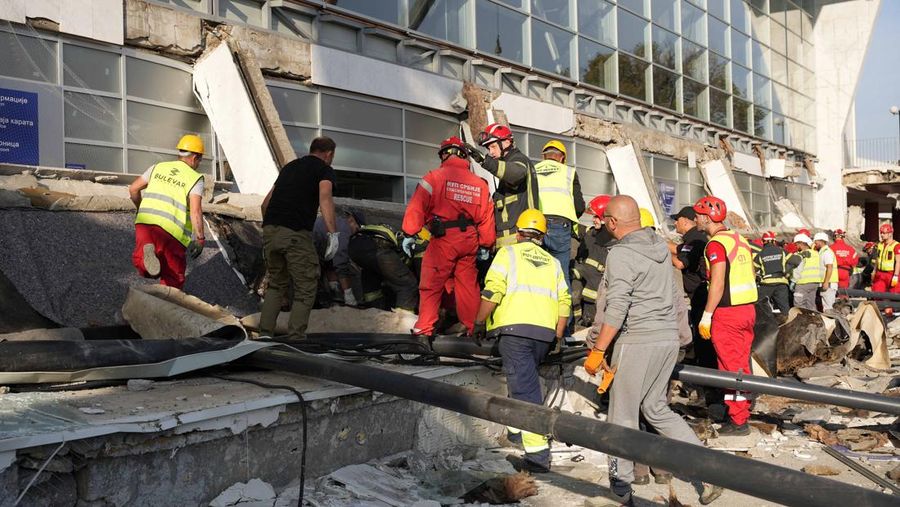 Petugas penyelamat membersihkan puing-puing setelah atap runtuh di pintu masuk stasiun kereta api di Novi Sad, Serbia, 1 November 2024. (Serbian Interior Ministry/Handout via REUTERS)