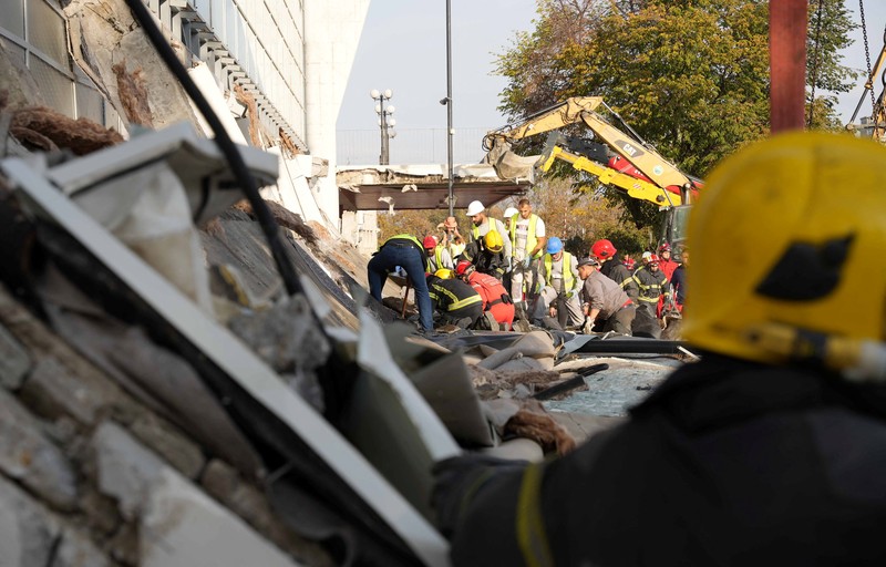 Petugas penyelamat membersihkan puing-puing setelah atap runtuh di pintu masuk stasiun kereta api di Novi Sad, Serbia, 1 November 2024. Petugas penyelamat membersihkan puing-puing setelah atap runtuh di pintu masuk stasiun kereta api di Novi Sad, Serbia, 1 November 2024. (Serbian Interior Ministry/Handout via REUTERS)