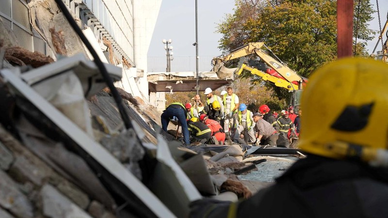 Petugas penyelamat membersihkan puing-puing setelah atap runtuh di pintu masuk stasiun kereta api di Novi Sad, Serbia, 1 November 2024. (Serbian Interior Ministry/Handout via REUTERS)