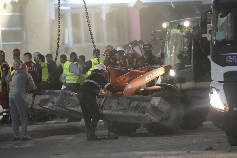 Petugas penyelamat membersihkan puing-puing setelah atap runtuh di pintu masuk stasiun kereta api di Novi Sad, Serbia, 1 November 2024. Petugas penyelamat membersihkan puing-puing setelah atap runtuh di pintu masuk stasiun kereta api di Novi Sad, Serbia, 1 November 2024. (Serbian Interior Ministry/Handout via REUTERS)