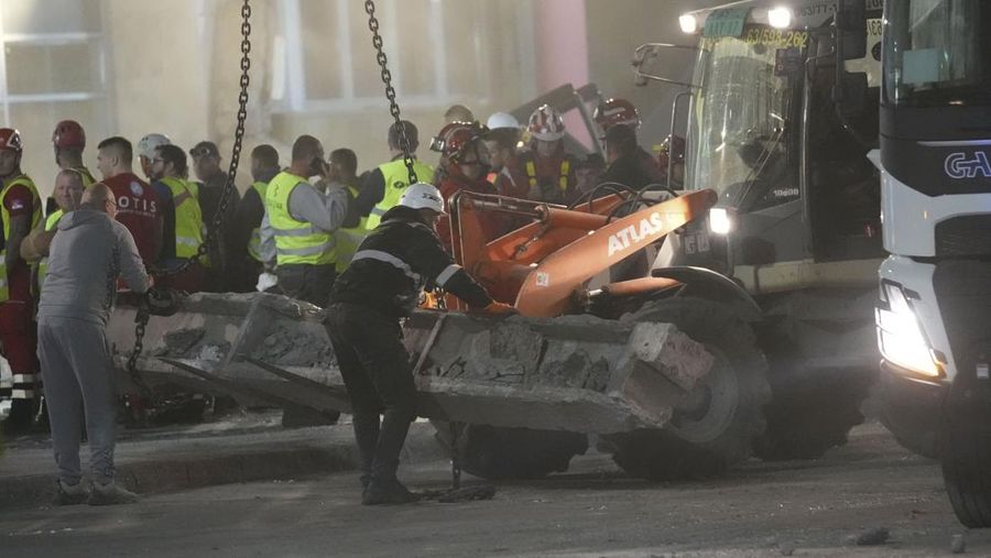 Petugas penyelamat membersihkan puing-puing setelah atap runtuh di pintu masuk stasiun kereta api di Novi Sad, Serbia, 1 November 2024. (Serbian Interior Ministry/Handout via REUTERS)