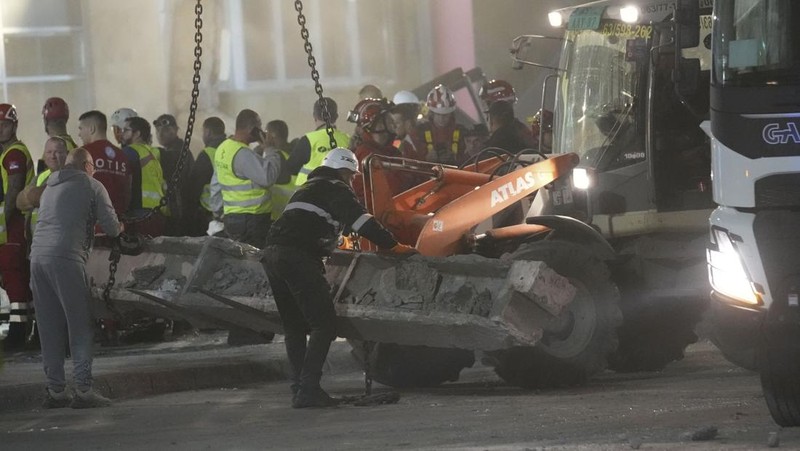 Petugas penyelamat membersihkan puing-puing setelah atap runtuh di pintu masuk stasiun kereta api di Novi Sad, Serbia, 1 November 2024. (Serbian Interior Ministry/Handout via REUTERS)