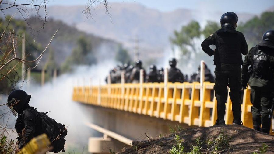 Pasukan keamanan Bolivia berhadapan dengan pendukung mantan Presiden Evo Morales, yang memblokir jalan raya utama yang menghalangi pengiriman makanan dan bahan bakar, di tengah meningkatnya ketegangan politik antara faksi di sekitar Morales dan pemerintahan mantan sekutunya Presiden Luis Arce, di Parotani, Bolivia, 1 November 2024. (REUTERS/Claudia Morales)