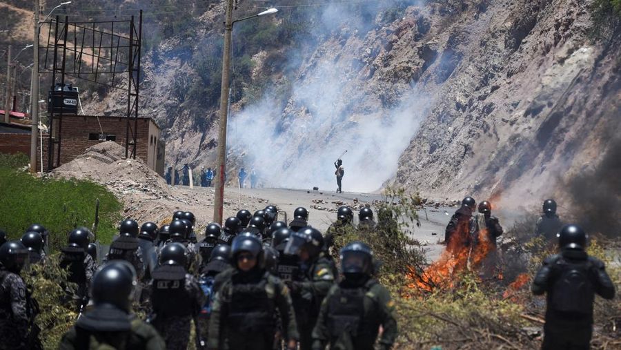 Pasukan keamanan Bolivia berhadapan dengan pendukung mantan Presiden Evo Morales, yang memblokir jalan raya utama yang menghalangi pengiriman makanan dan bahan bakar, di tengah meningkatnya ketegangan politik antara faksi di sekitar Morales dan pemerintahan mantan sekutunya Presiden Luis Arce, di Parotani, Bolivia, 1 November 2024. (REUTERS/Claudia Morales)