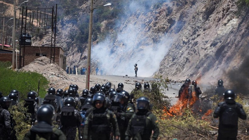 Pasukan keamanan Bolivia berhadapan dengan pendukung mantan Presiden Evo Morales, yang memblokir jalan raya utama yang menghalangi pengiriman makanan dan bahan bakar, di tengah meningkatnya ketegangan politik antara faksi di sekitar Morales dan pemerintahan mantan sekutunya Presiden Luis Arce, di Parotani, Bolivia, 1 November 2024. (REUTERS/Claudia Morales)