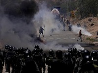 Mencekam! Potret Massa Mantan Presiden Bolivia Bentrok Lawan Militer
