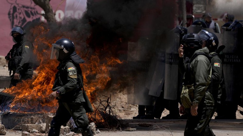 Pasukan keamanan Bolivia berhadapan dengan pendukung mantan Presiden Evo Morales, yang memblokir jalan raya utama yang menghalangi pengiriman makanan dan bahan bakar, di tengah meningkatnya ketegangan politik antara faksi di sekitar Morales dan pemerintahan mantan sekutunya Presiden Luis Arce, di Parotani, Bolivia, 1 November 2024. (REUTERS/Claudia Morales)