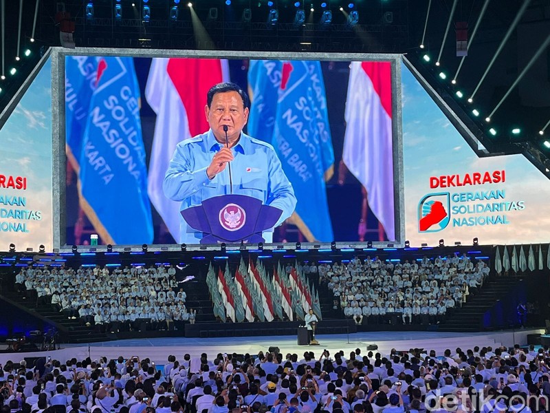 Ribuan pendukung Presiden Prabowo Subianto terlihat mulai memadati kawasan Gelora Bung Karno (GBK) pada Sabtu (2/11/2024), untuk menghadiri deklarasi Gerakan Solidaritas Nasional (GSN) di Indonesia Arena. Ribuan pendukung Presiden Prabowo Subianto terlihat mulai memadati kawasan Gelora Bung Karno (GBK) pada Sabtu (2/11/2024), untuk menghadiri deklarasi Gerakan Solidaritas Nasional (GSN) di Indonesia Arena. (CNBC Indonesia/Verda Nano Setiawan)